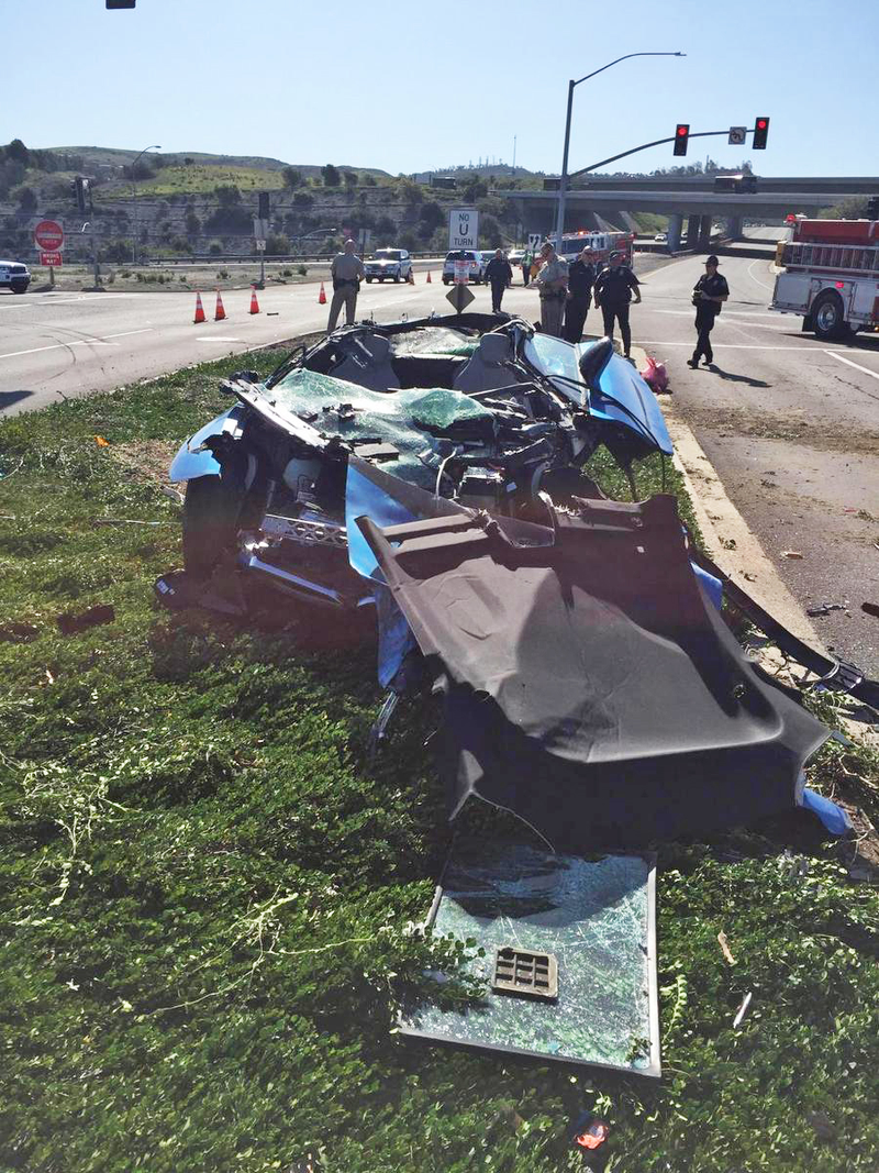 Illustration for article titled Here's What Happens When A Cement Truck Falls On A BMW i8